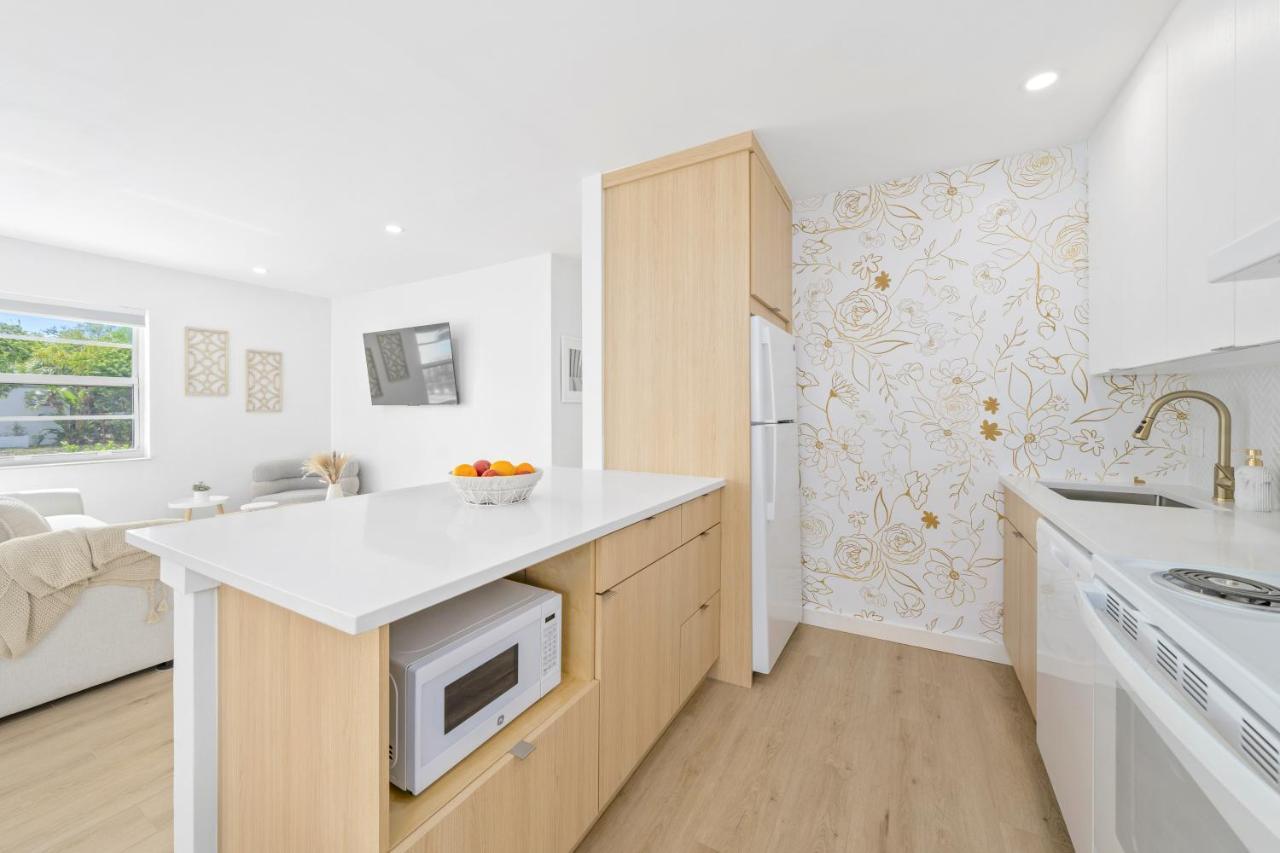 M Lake Worth Beach - Modern Villas Near West Palm Beach, Chic Retro Vibes, King Bed, Cozy Backyard, Bbq, Workspace, High-Speed Internet, Free Parking, 5 Minutes To Downtown & Beach Exteriör bild